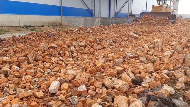 Дробление кирпичного боя трактором.