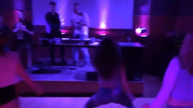 TWERK - батл в клубе {Серия #1} смотреть онлайн