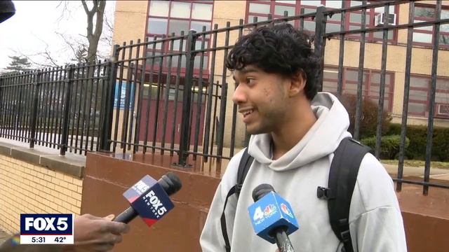 Students return to Martin van Buren High School Queens school after stabbing смотреть онлайн