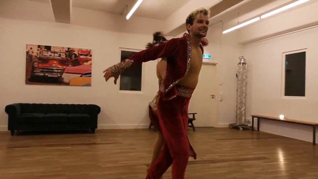 Mi ritmo te llama - Ray Barretto I New York Salsa Show Lukas & Michelle смотреть онлайн