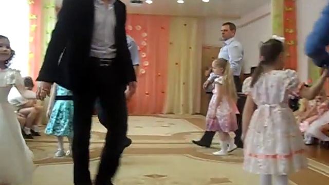 Танец папы и дочки на 8 марта. Детский сад №150. Иркутск смотреть онлайн