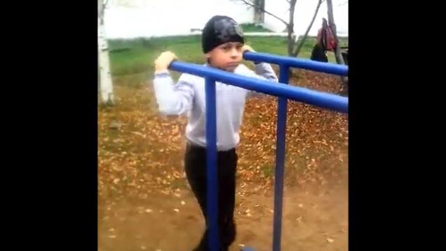 Он ел булочку и крутил сальто на турнике.Ржал до слёз xDD смотреть онлайн