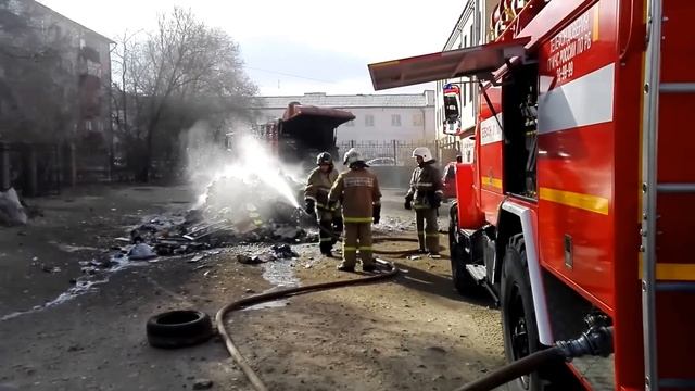 Тушение вываленного горящего мусора из мусоровозки. Улан-Удэ смотреть онлайн