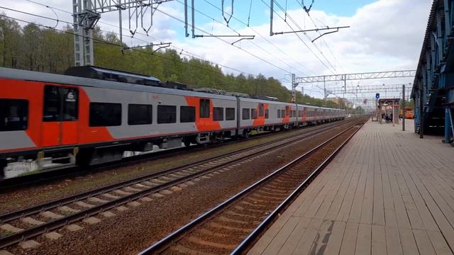 "Несётся" Электропоезд ЭС2Г-020 "Ласточка" следует на скорости смотреть онлайн