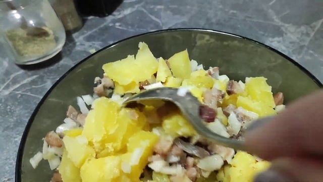 Необычайно  вкусный салат  с селедочкой и ароматом розмарина.