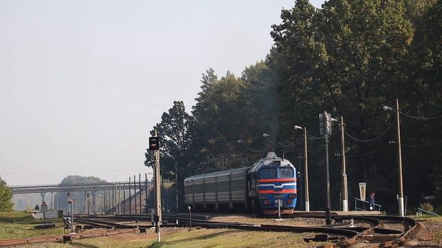 Тепловоз 2М62У-0259 в составе дизель-поезда на станции Голынец