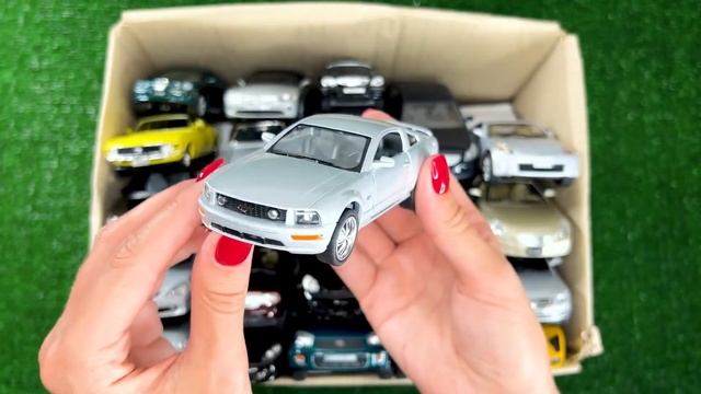 Box Full of Model Cars | Hummer, Mazda Rx7, Chevrolet Corvette, Toyota Cruiser, Toyota Rav4, Bentle смотреть онлайн