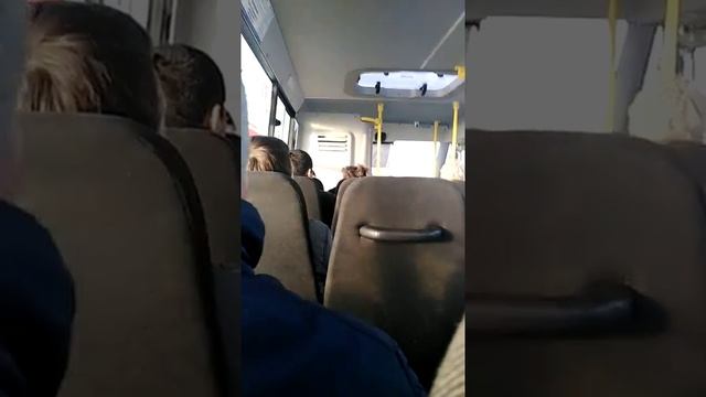 Женщина в маршрутке смешно крутит головой смотреть онлайн