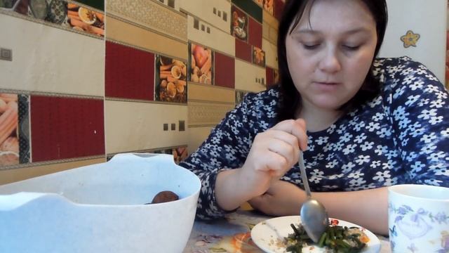 Внимание!  Обращаюсь к зрителям....\Кушаю и болтаю.