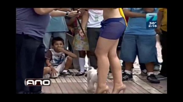 pagando apuesta mariana gonzalez