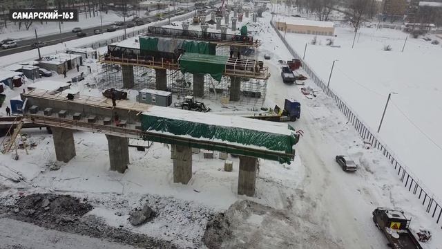 РАЗВЯЗКА НА НОВО-САДОВОЙ\МОНТИРУЮТ БАЛКИ ПУТЕПРОВОДА ОКОЛО ТЦ АПЕЛЬСИН\26 ЯНВАРЯ смотреть онлайн
