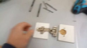 Дверь шкафа отваливается, ремонт петли , простое решение.