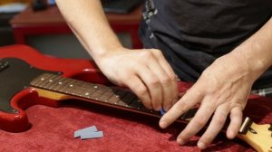 Уроки по ремонту гитар - Шлифовка ладов