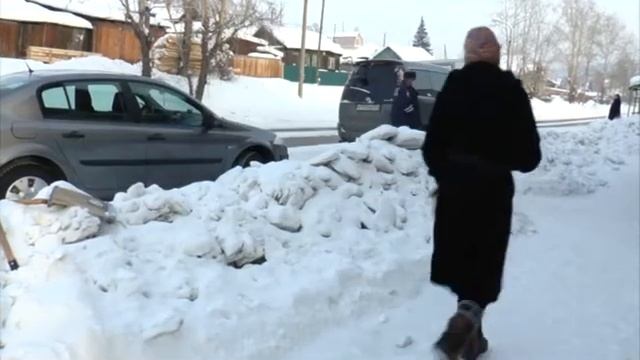 После уборки дорожного полотна своевременно не вывозится снег. смотреть онлайн