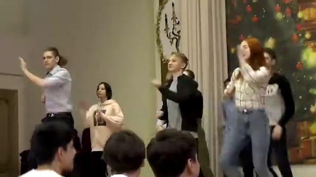 Танцевальный флешмоб на перемене смотреть онлайн