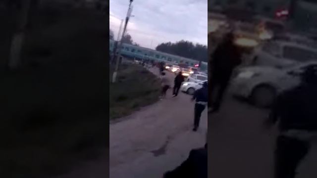 На переезде образовалась пробка,и как сказали шлагбаум поднялся смотреть онлайн