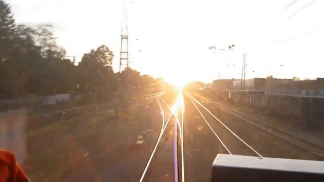 Вид из кабины машиниста поезда, пассажирский поезд по станции смотреть онлайн