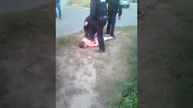 Неадекват с ножом набросился на полицейского