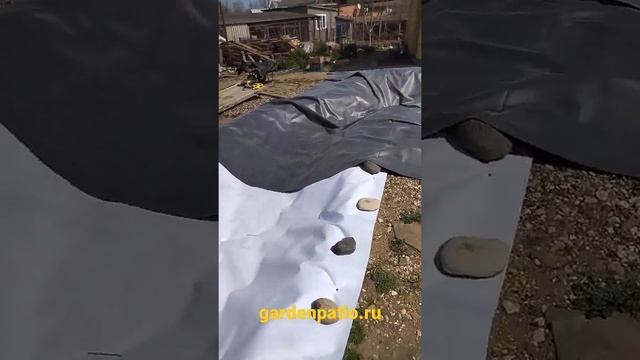 Подготовка пруда. Укладка геотекстиля и бутилкаучуковой пленки. смотреть онлайн