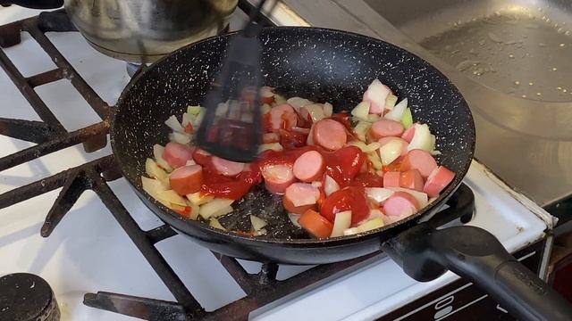 Лапша с сосисками и яйцами // Noodles with sausages and eggs смотреть онлайн