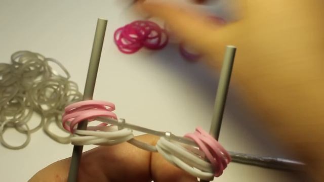 ПРОСТОЙ БРЕЛОК ИЗ РЕЗИНОК | Как сплести брелок из резинок смотреть онлайн