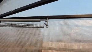 Термопривод в теплице. Установка термопривода на дверь теплицы.