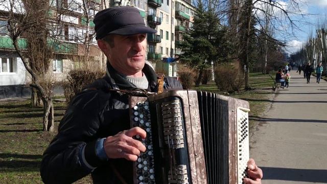 Уличный музыкант Лисичанска- Виктор смотреть онлайн