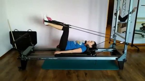 Pilates Reformer. Упражнение Feet in straps, вариация Squat