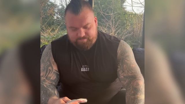 WORLD'S STRONGEST GRIP?! | Super Human Strength With Eddie Hall смотреть онлайн