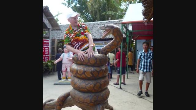 Man Sleeps with Giant Python 26 feet long смотреть онлайн