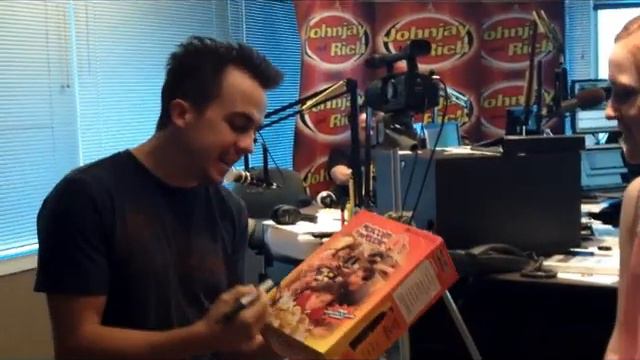 Frankie Muniz Gets An Autograph Request смотреть онлайн