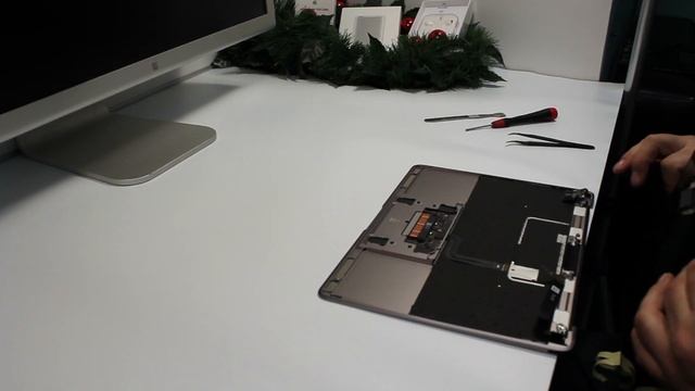 Ремонт MacBook Retina 12" — замена дисплея. A1534 2015 смотреть онлайн