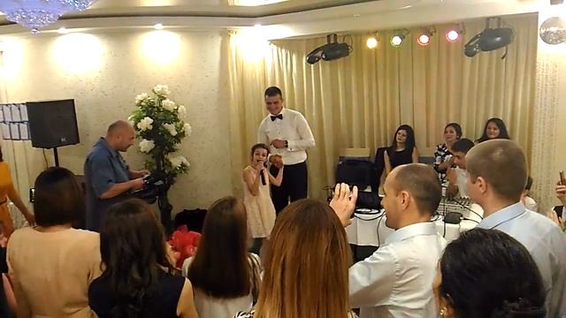 Семилетняя девочка спела на свадьбе просто шикарно!!! смотреть онлайн