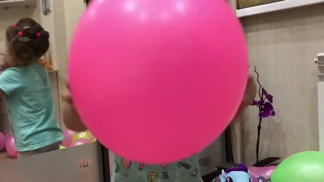 ИГРАЕМ С ДЕТЬМИ В ВОЗДУШНЫЕ ШАРИКИ #развлечениядлядетей #детииграют #воздушныешарики