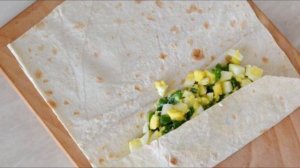 Конвертики из лаваша с варёными яйцами и зелёным луком.