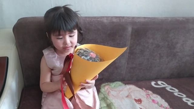 Айлин подарили шоколадные цветы на 8 марта смотреть онлайн