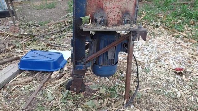 СаДоВыЙ измельчитель своими руками, легко, простая и эффективная конструкция. Самодельная траворезк смотреть онлайн