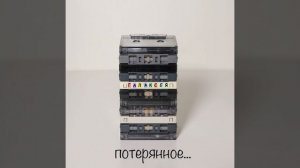 На ладони гадает