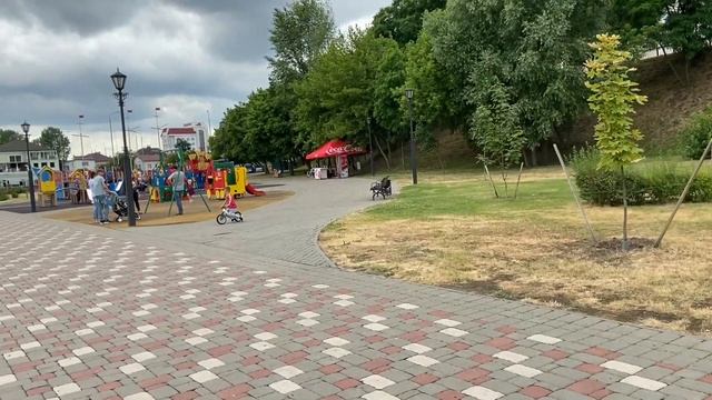 Ангелина гуляет в парке развлечений! Angelina walks in the amusement park! смотреть онлайн