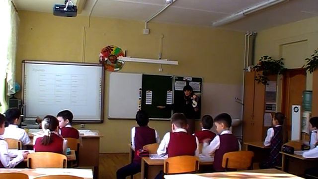 Татар теле дәресе "Исемнәрнең килеш белән төрләнүе" смотреть онлайн