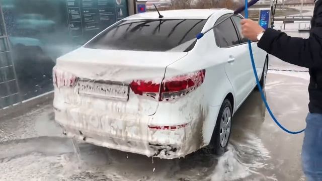 Как помыть автомобиль за 140 рублей с воском и осмотической водой Washing a dirty car for $2 смотреть онлайн