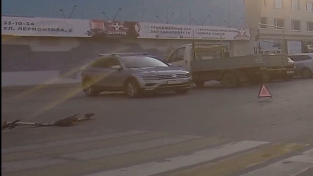Электросамокат капут у речного вокзала. г.Омск Город глазами велосипедиста #415 смотреть онлайн