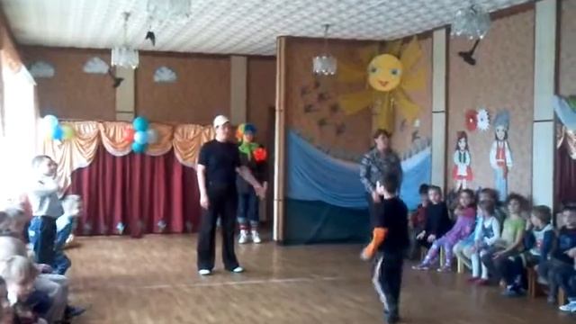 Разминка для всех детей и объяснение правил эстафеты смотреть онлайн