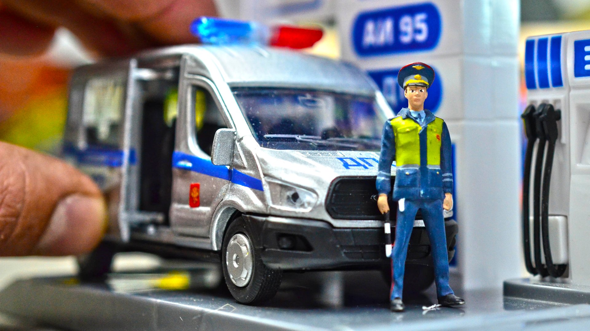 Много ПОЛИЦЕЙСКИХ МАШИН едут на автозаправку! Про машинки. смотреть онлайн