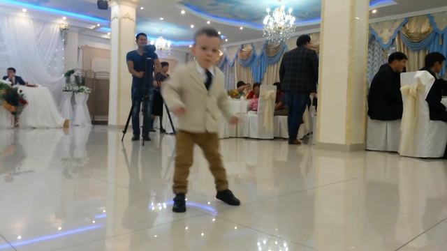 Арланчик танцует shuffle dance смотреть онлайн