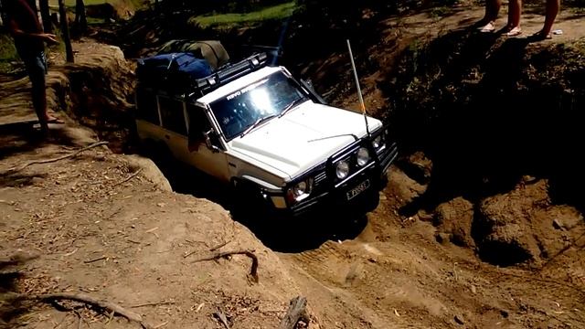 Nissan Patrol GQ climbs camp road at LCMP смотреть онлайн