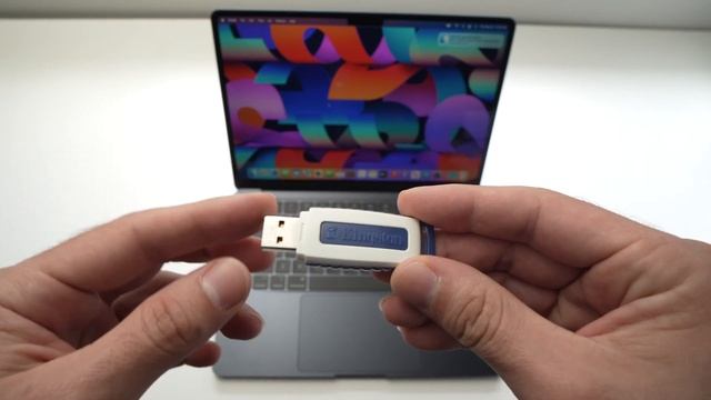 MacBook Air M2: How to Connect and Use a USB DRIVE смотреть онлайн