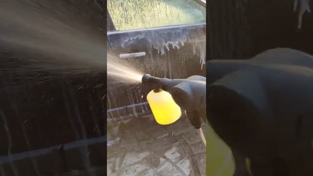 мою авто на даче лучше чем на мойке. Этап 2. Покрываю пеной. Жидкость из Пятерки за 18 руб смотреть онлайн