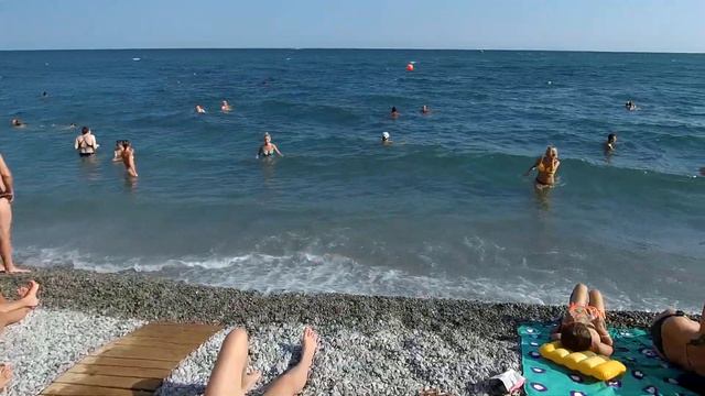 Ялта сегодня, репортаж с Массандровских пляжей, 17.08.2021 смотреть онлайн