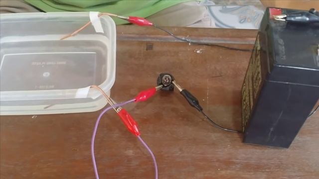 Thí nghiệm về sự dẫn điện của muối, nước cất và nước muối смотреть онлайн